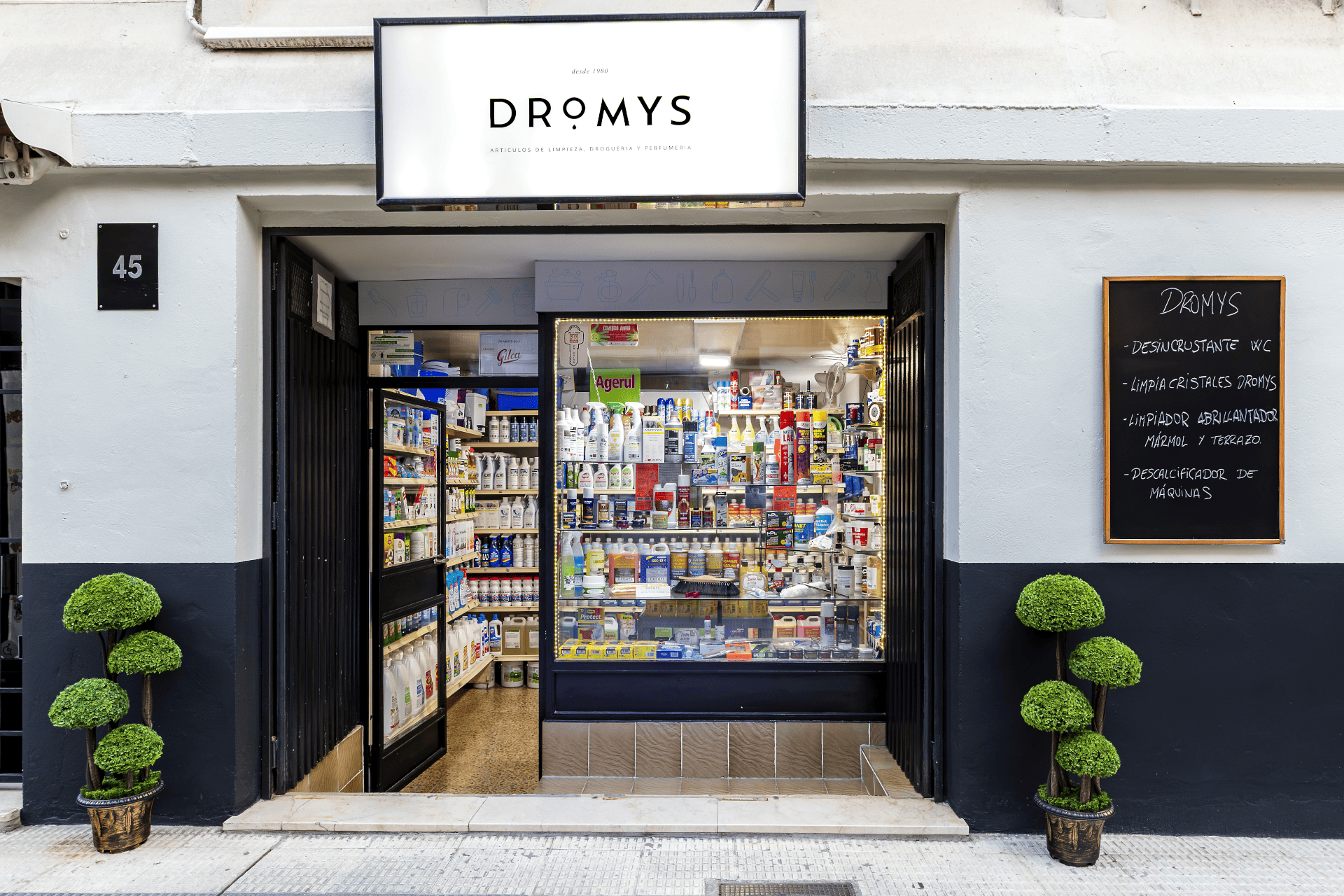 Fachada de droguería Dromys en Huesca