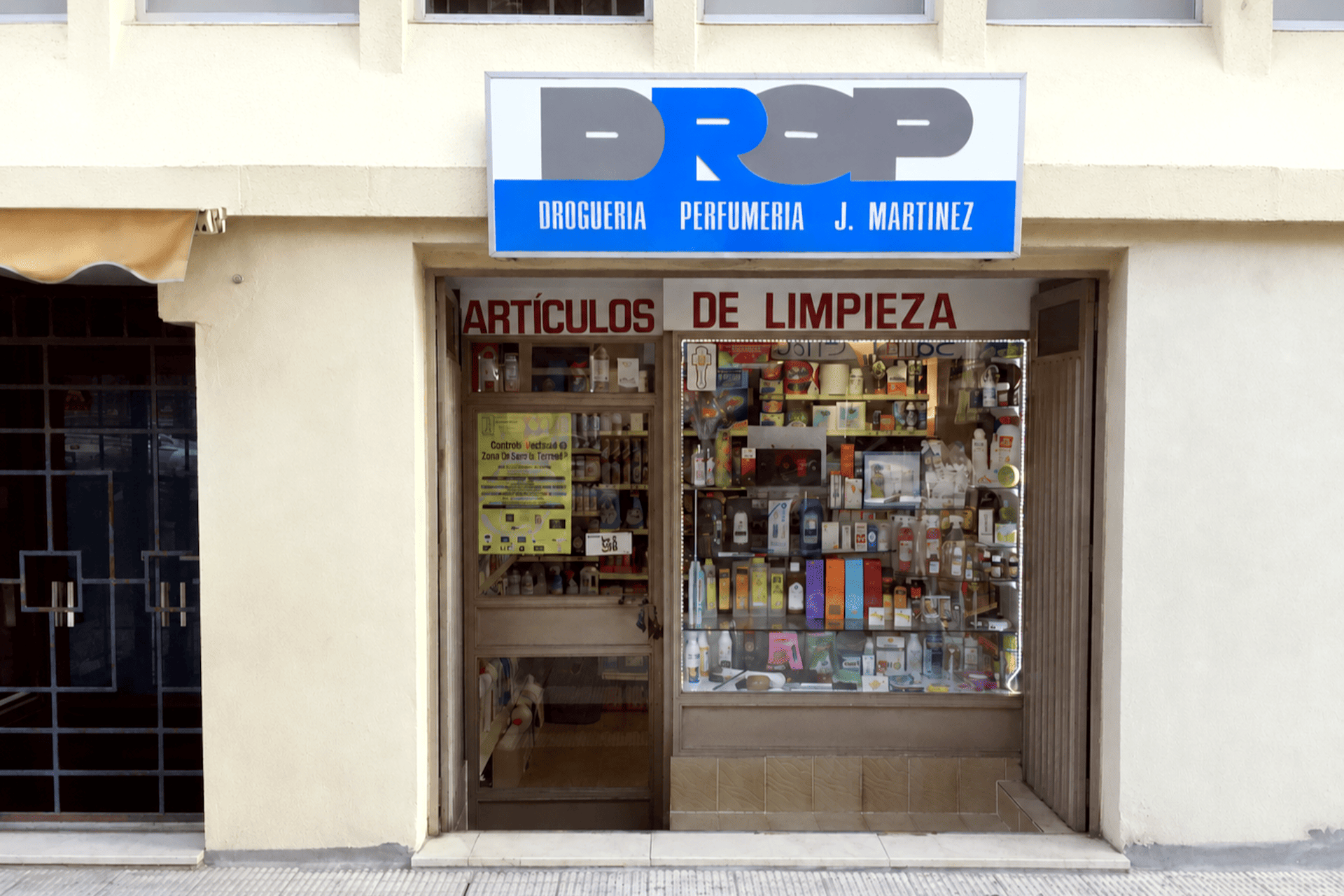 Fachada de droguería Dromys en Huesca